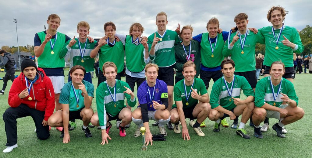 Functio Laesa football club in a group picture.