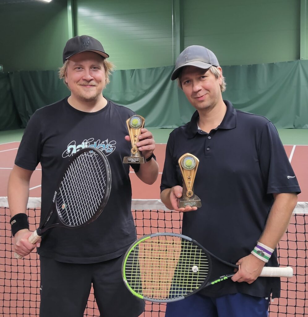 Tenniskilpailujen miesten nelinpelin voittajakaksikko Portsan PalloUkot ryhmäkuvassa